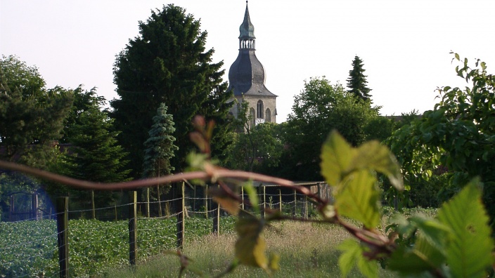 Kirche in der Landschaft.